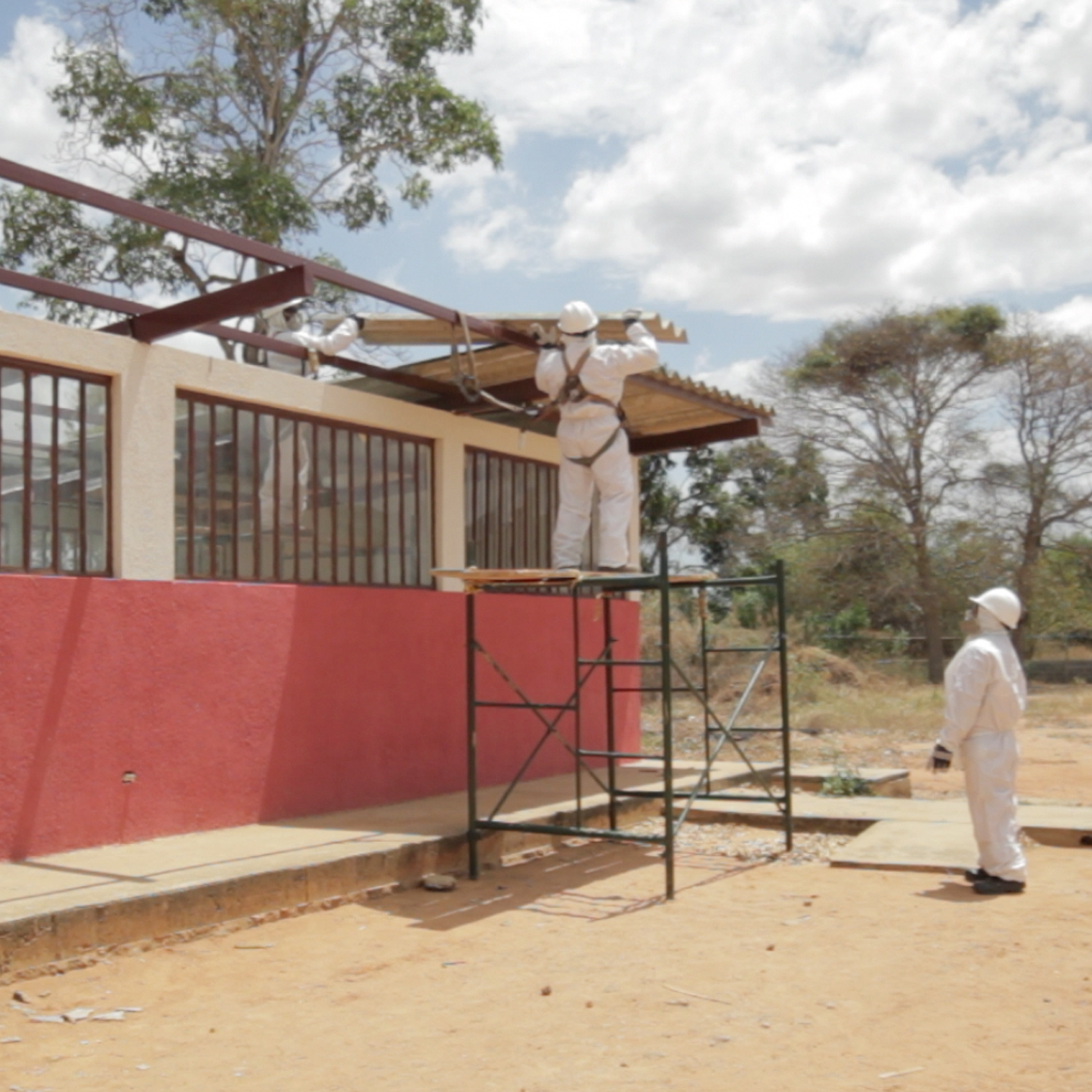 Suelotec realiza mejoras a escuela en Campo Boscán