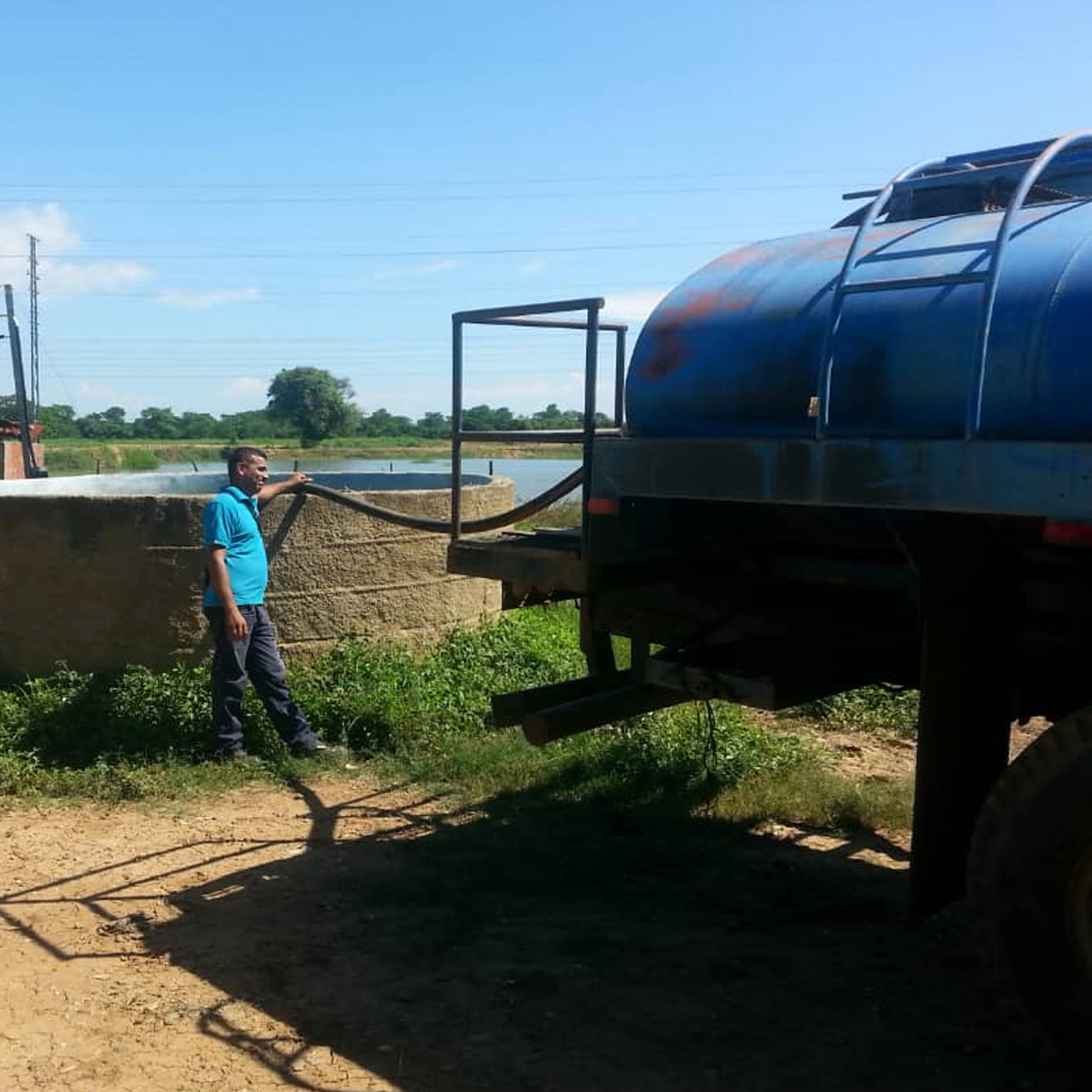 Suelotec Tank Trucks Distribute Drinking Water in Sectors of Valmore Rodríguez Municipality