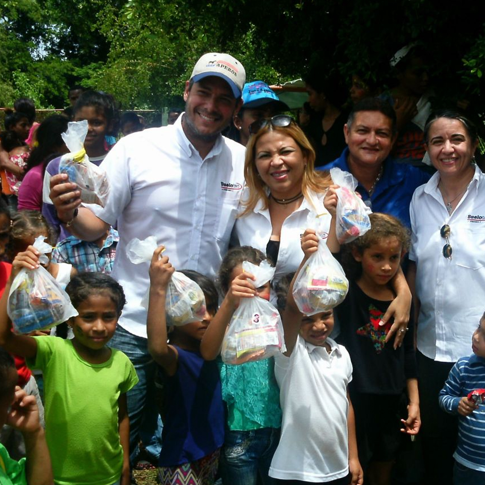Suelotec celebra con dulces el Día del niño en el sector El aserradero. 