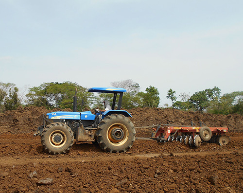 Tractor agrícola con rastra